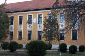 Kov�szna Megyei Di�ktan�cs: egy iskola tan�ra megszorongatta egy di�k nyak�t, mert az nem adott neki els�bbs�get