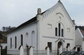 15 �ves fi� ellen indult elj�r�s, mert horogkereszteket rajzolt a segesv�ri zsinag�g�ra 