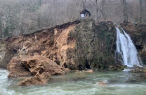 Ez�ttal a r�vi v�zes�s melletti k�t�mb zuhant a m�lybe, el kell t�vol�tani a kil�t�t