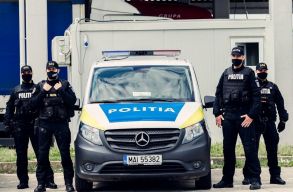 Rend�r�knek adt�k ki magukat �s „h�zkutat�sokat” szerveztek: 90 ezer eur�t loptak