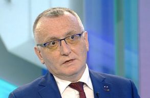 Sorin C�mpeanu tan�gyminiszter szerint rendben van, hogy 9,50-es �tlag�rt j�r az �rdem�szt�nd�j