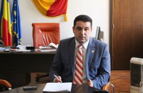 Kov�szna megye: alprefektusk�nt t�r vissza a kor�bban a magyar z�szl�k�rt b�rs�gol� Sebastian Cucu