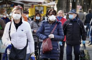 A korm�ny meghosszabb�totta a vesz�lyhelyzetet; k�telez� az orvosi vagy FFP2 t�pus� maszk visel�se