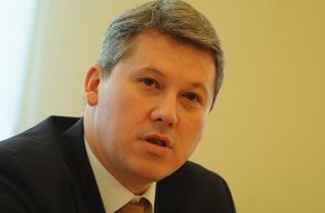 Adev�rul: 2021 v�g�n az igazs�g�gyi miniszter al��rta a b�r�k nyugd�j�nak 20 sz�zal�kos emel�s�t