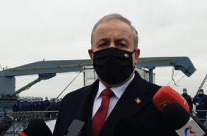 A v�delmi miniszter v�d�maszkja 2500 lejt �r, ugyanis ekkora b�rs�got kellene fizetnie szab�lys�rt�s�rt