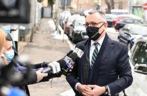 A tan�gyminiszter meghosszabb�tan� a tan�t�si id�szakot a 2022/2023-as tan�vben