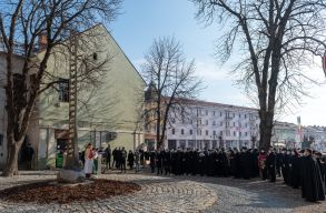  A vall�sszabads�g erd�lyi t�rv�nybe iktat�s�t �nnepelt�k Tord�n