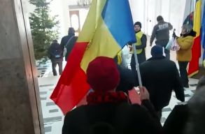 Friss�tve! Az AUR szimpatiz�nsai, �l�k�n George Simionnal, benyomultak a temesv�ri v�rosh�z�ra