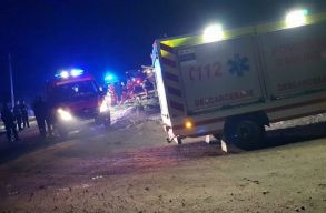 Vas�ti �tkel�n �t�tt el a vonat egy g�pkocsit Mez�kecseden, k�t gyermek meghalt