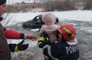 H�rom�ves kisl�nyt mentettek ki a jeges Marosb�l a Hargita megyei t�zolt�k