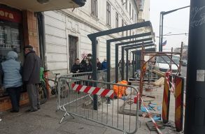 A kolozsv�ri D�vid Ferenc szobor el�l a meg�ll� elk�lt�ztet�se csak f�lmegold�s, �gy egy iskol�t zavar