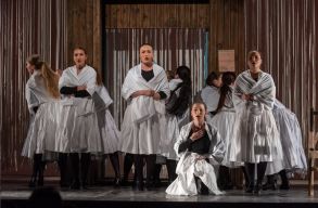 Marosv�s�rhelyen Tam�si �ron-eml�k�v indult, kamp�ny�zenetekkel