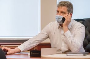 A Recorder oknyomoz� riportj�t k�vet�en So�s Zolt�n meneszti a k�t, hivatali vissza�l�ssel megv�dolt tan�csad�j�t