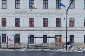 Jogi l�p�seket fontolgat a Brassai S�muel Elm�leti L�ceum, ha a v�rosh�za nem oldja meg a buszmeg�ll� k�rd�s�t