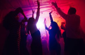 R�vid id�n bel�l negyedszer szak�tottak f�lbe rend�r�k illeg�lis bulit Kolozsv�r k�zpontj�ban