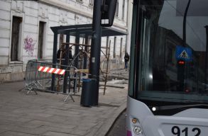 M�gsem, de k�zben m�gis a Brassai l�ceum el�tt lesz a buszmeg�ll�