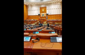 B�ntetn�k a kiab�l�, vereked�, az �l�st �l�ben k�zvet�t� vagy bannerekkel t�ntet� k�pvisel�ket